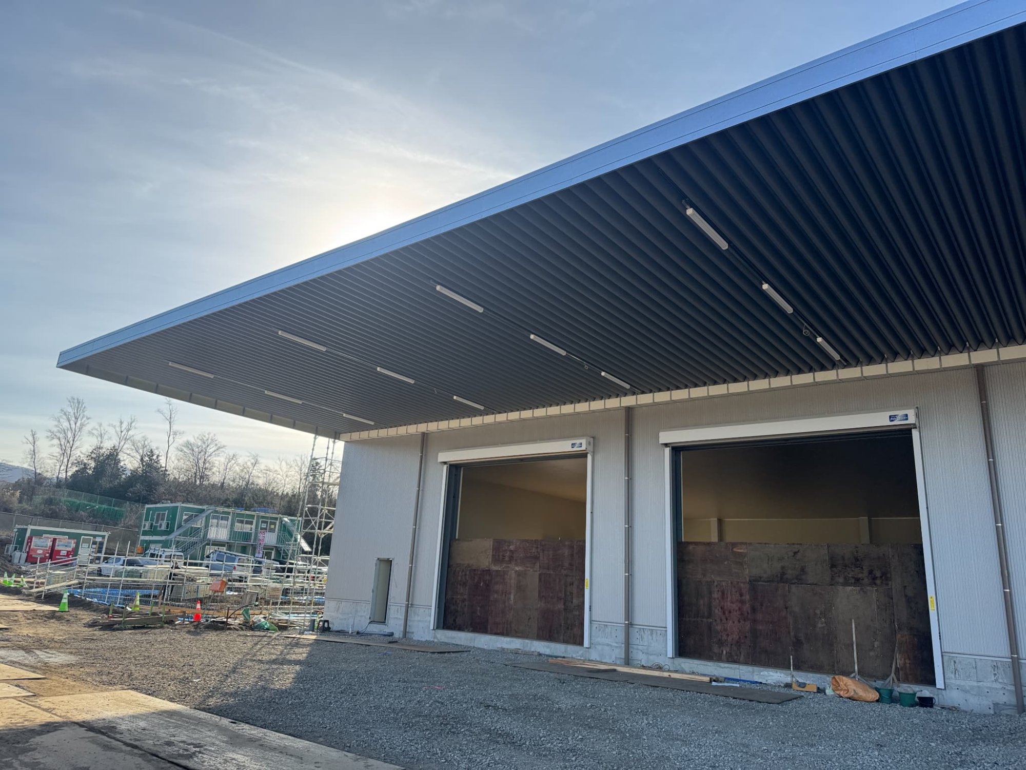 折板屋根付き鉄骨構造物